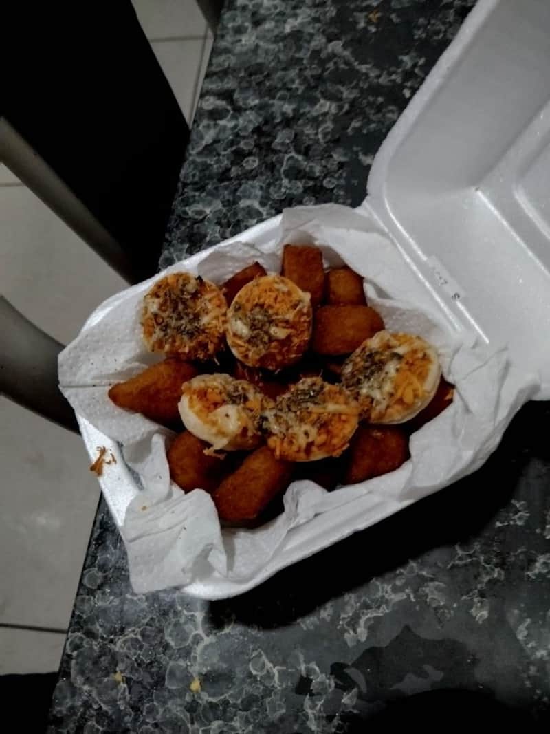 Porção de mini pizza e salgados
