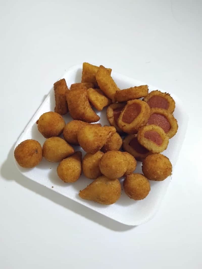 Bandeja de mini salgados fritos